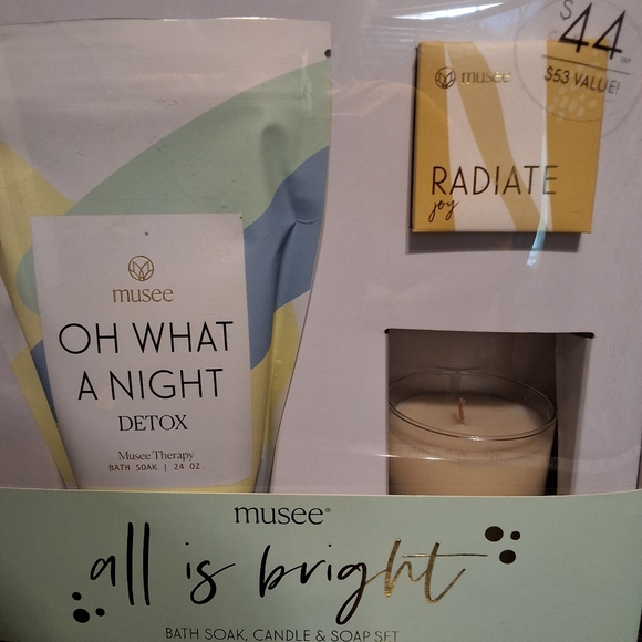 NWT MUSEE ALL IS BRIGHT BATH SOAK,CANDLE & SOAP SET - Picture 2 of 3